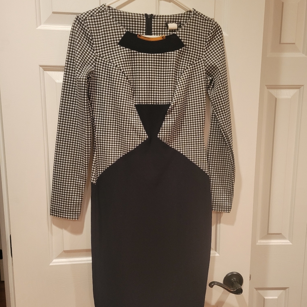 VENUS Black and White Sheath Dress with Long Sleeves - Picture 2 of 3